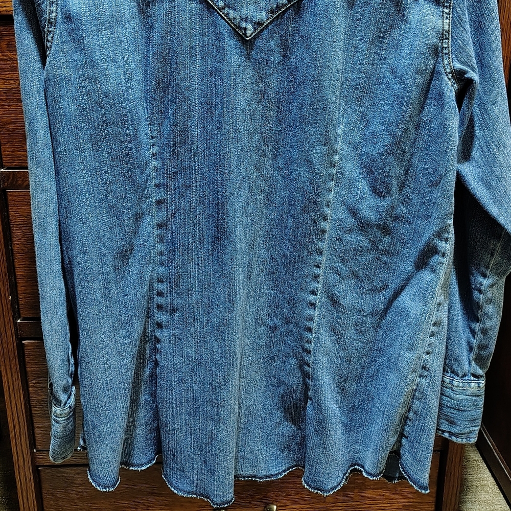 Wrangler Distressed Blue Denim Western Shirt Size Large - Picture 2 of 8